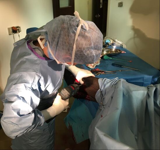 Jessica Kidd equine surgeon performing fracture repair
